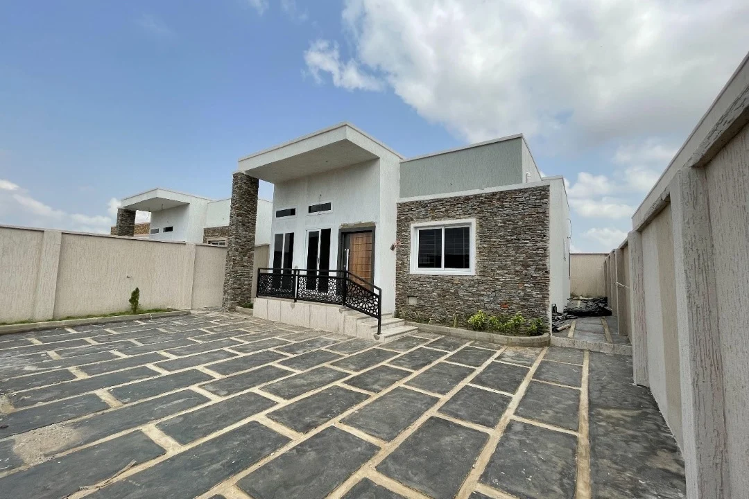 3 bedroom single story at Amrahia