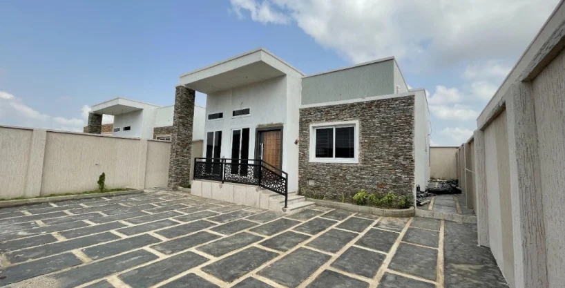 3 bedroom single story at Amrahia