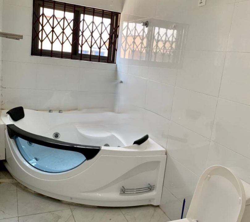 3-Bedroom En-Suite Semi-Detached House for Sale in Ayi-Mensah Near Oyarifa Mall jacuzzi
